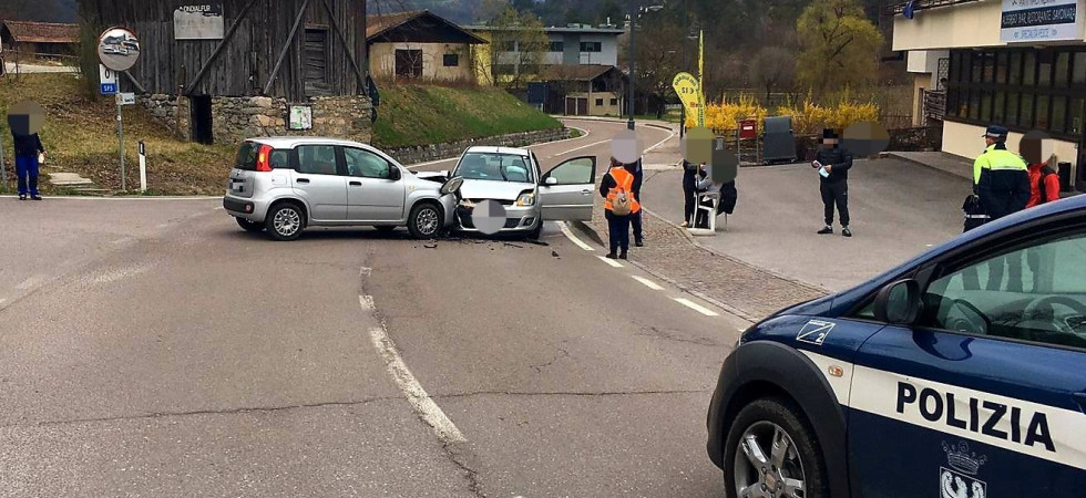 Mancata precedenza, scontro violento tra due auto